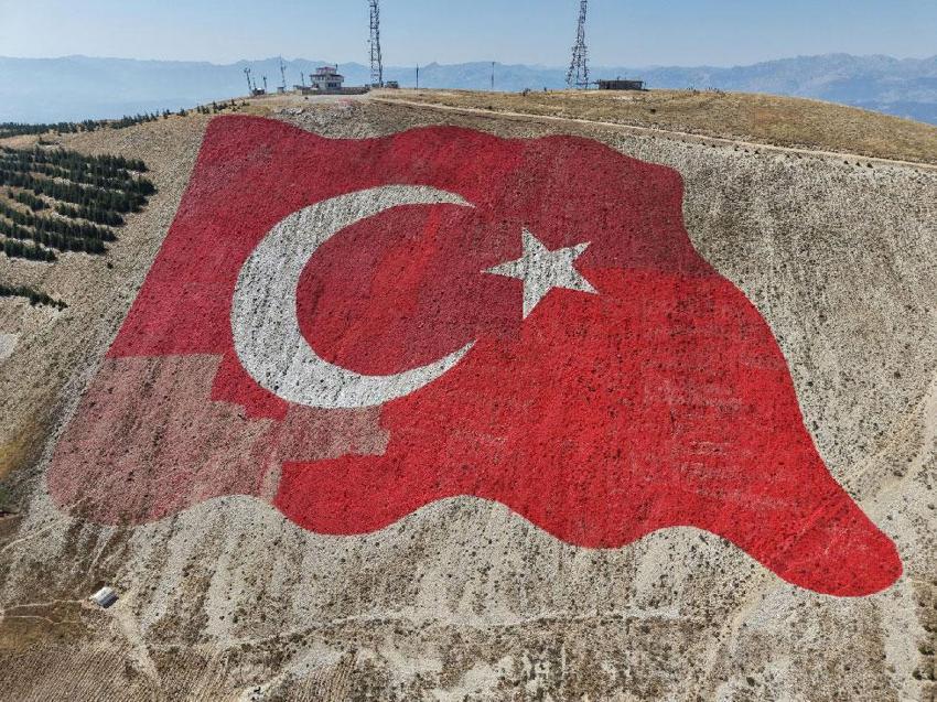 Ahır Dağı'ndaki dünyanın en büyük Türk bayrağı yeniden eski görkemine kavuştu