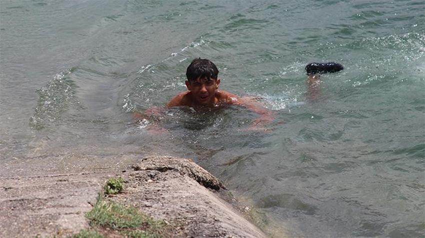 Adana'da tehlikeli serinlik: 45 derece sıcakta ölüm riskine rağmen vazgeçmiyorlar