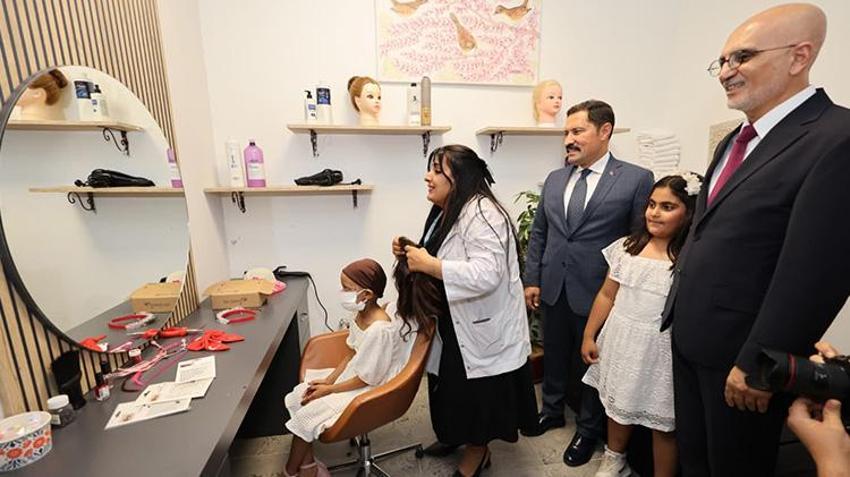 Hatay'da Deniz'in saçları, kanser tedavisi gören Hülya'ya umut oldu