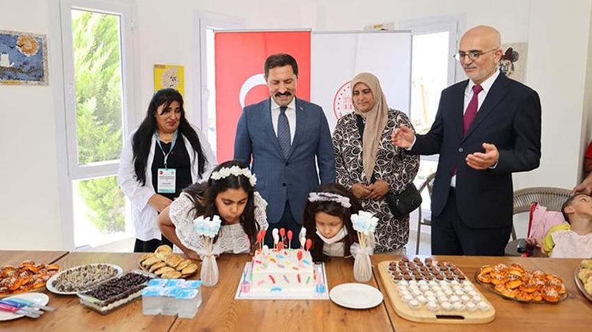 Hatay'da Deniz'in saçları, kanser tedavisi gören Hülya'ya umut oldu