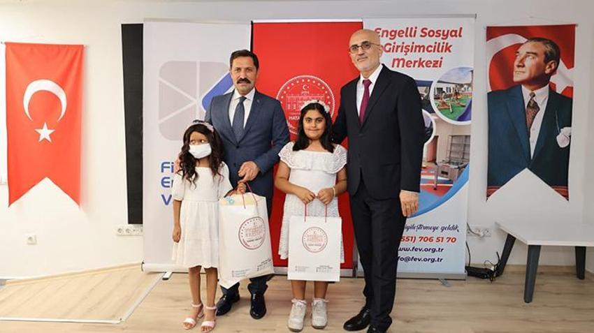 Hatay'da Deniz'in saçları, kanser tedavisi gören Hülya'ya umut oldu
