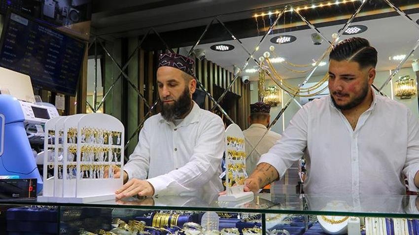 İzmir'de filmleri aratmayan olay! İçinde 400 bin TL olan poşeti çöpe attı: 15 ton atık ayıklandı ama para mahallede bulundu