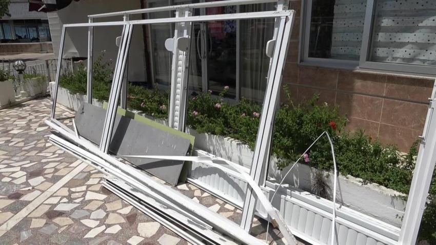 Bursa'da komşular 20 santimetrelik balkon çıkıntısı yüzünden mahkemelik oldular! Belediye yıkıma gelince ortalık savaş alanına döndü