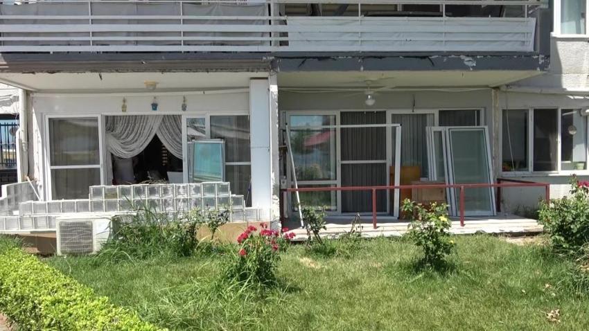 Bursa'da komşular 20 santimetrelik balkon çıkıntısı yüzünden mahkemelik oldular! Belediye yıkıma gelince ortalık savaş alanına döndü