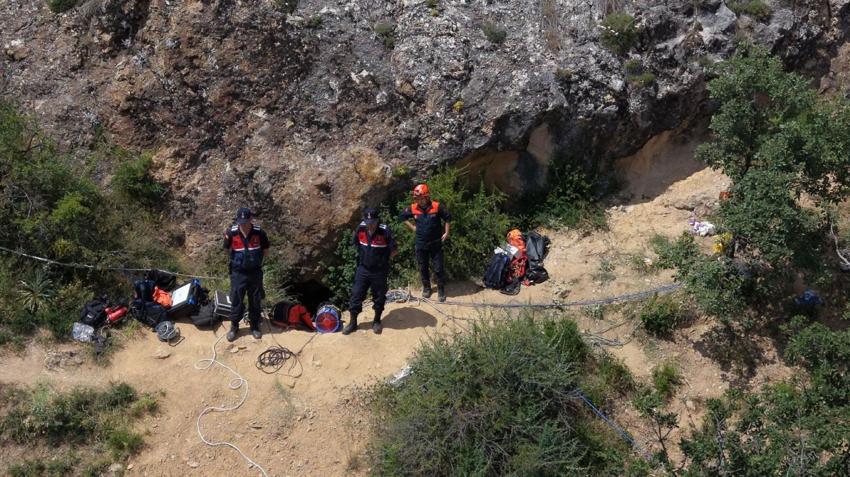Define bulmak için girdiği mağarada sıkışarak mahsur kaldı: Ekipler kurtarmak için zamanla yarışıyor