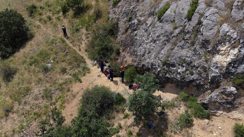 Define bulmak için girdiği mağarada sıkışarak mahsur kaldı: Ekipler kurtarmak için zamanla yarışıyor