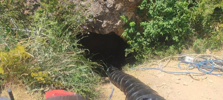 Define bulmak için girdiği mağarada sıkışarak mahsur kaldı: Ekipler kurtarmak için zamanla yarışıyor