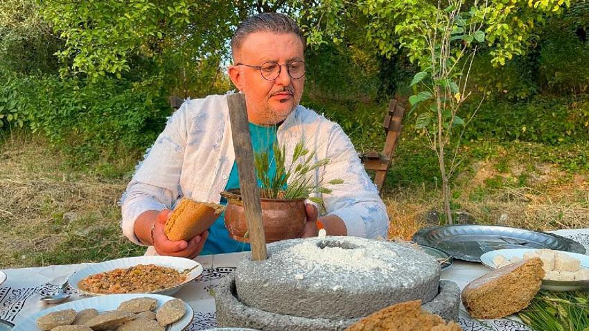 Dünyanın en eski mumyası 'Buz Adam Ötzi'nin midesindeki siyezi merak eden ünlü şef, Kastamonu'da 12 bin yıllık 'Hitit buğdayı'nı inceledi