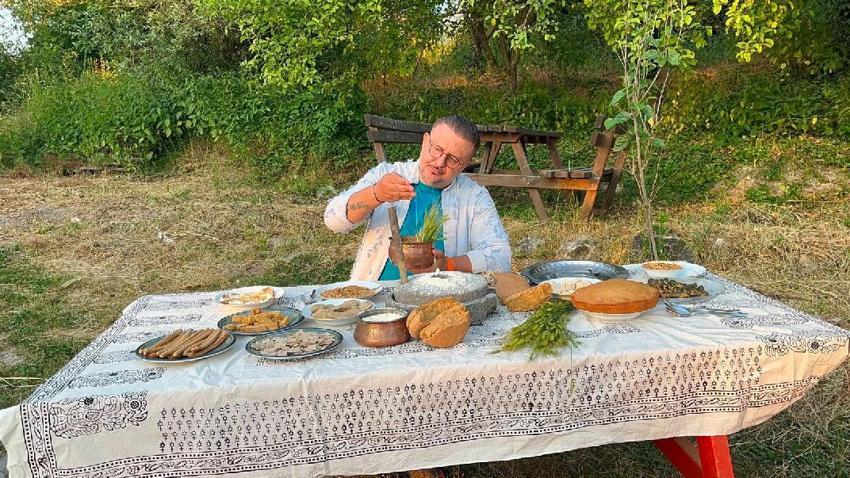 Dünyanın en eski mumyası 'Buz Adam Ötzi'nin midesindeki siyezi merak eden ünlü şef, Kastamonu'da 12 bin yıllık 'Hitit buğdayı'nı inceledi