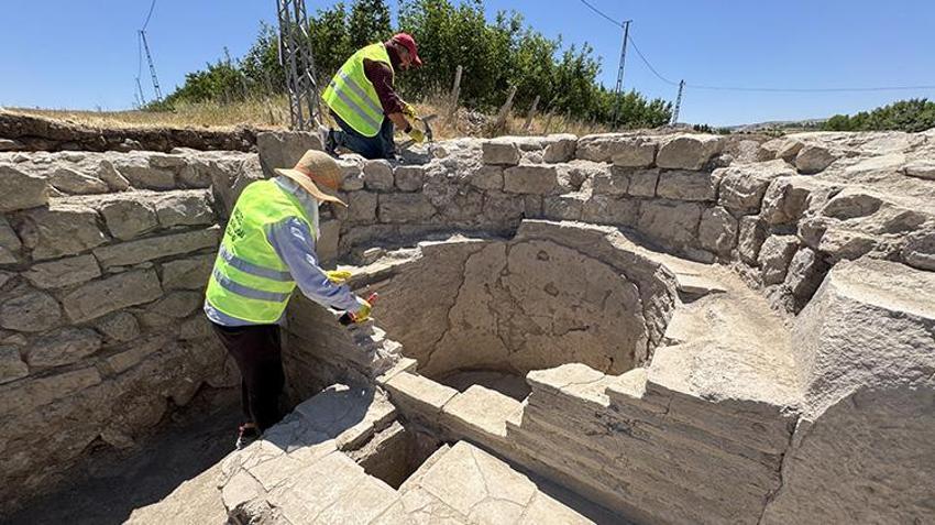 Elazığ'ın köyünde tarlada çalışırken buldu! Türkiye'de daha önce görülmedi, yüzlercesi fışkırdı