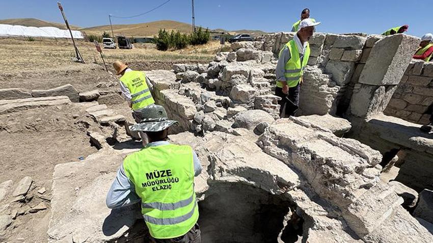 Elazığ'ın köyünde tarlada çalışırken buldu! Türkiye'de daha önce görülmedi, yüzlercesi fışkırdı