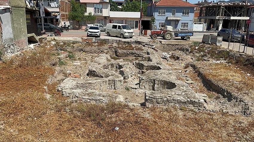 Bursa'da definecilerin ve çöplerin arasında kalan Roma mirası kurtarılmayı bekliyor