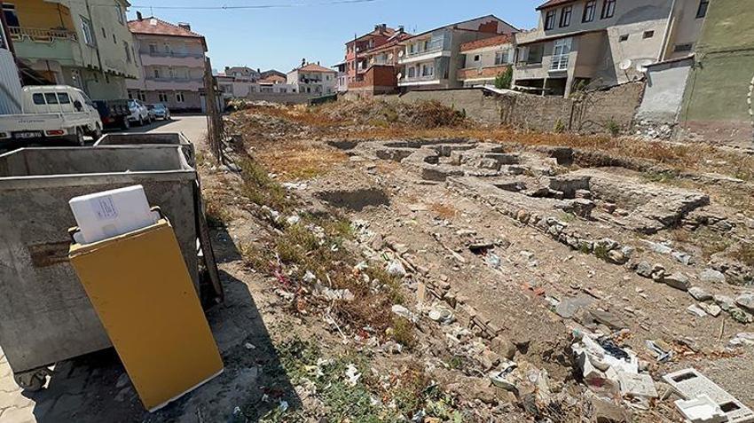 Bursa'da definecilerin ve çöplerin arasında kalan Roma mirası kurtarılmayı bekliyor