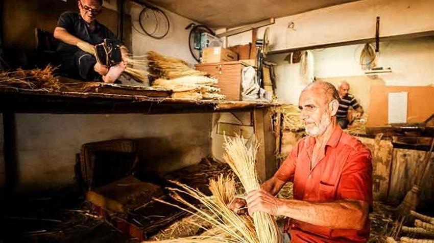 Sakarya'da bu işi yapan sadece 70 usta kaldı: 52 yıldır aynı tezgahtan çıkarıyor, zamana direnen zanaatı yaşatmaya çalışıyor