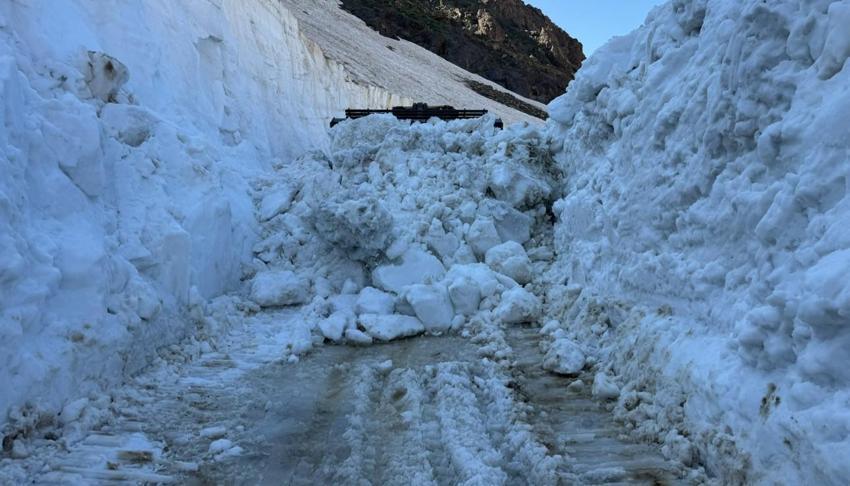 Temmuz ayında 8 metrelik kar tünelleri: İş makinesi karlar içinde kayboldu