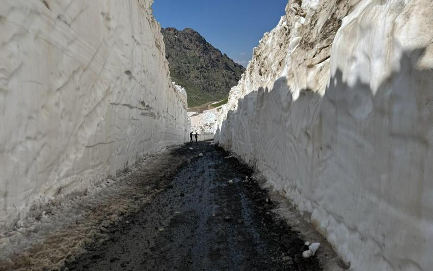 Temmuz ayında 8 metrelik kar tünelleri: İş makinesi karlar içinde kayboldu