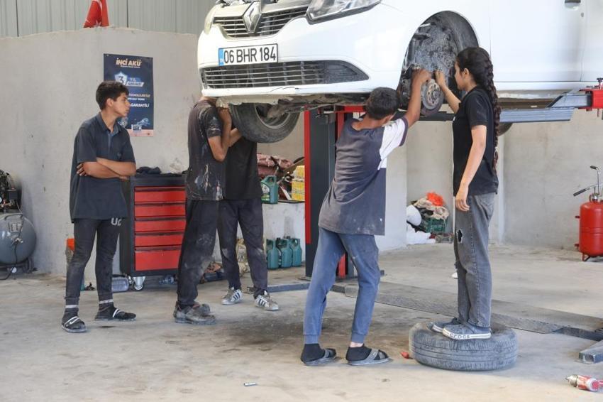 Babasının prensesi 15 yaşında kalfa oldu! Sanayide çıraklarına eğitim veriyor