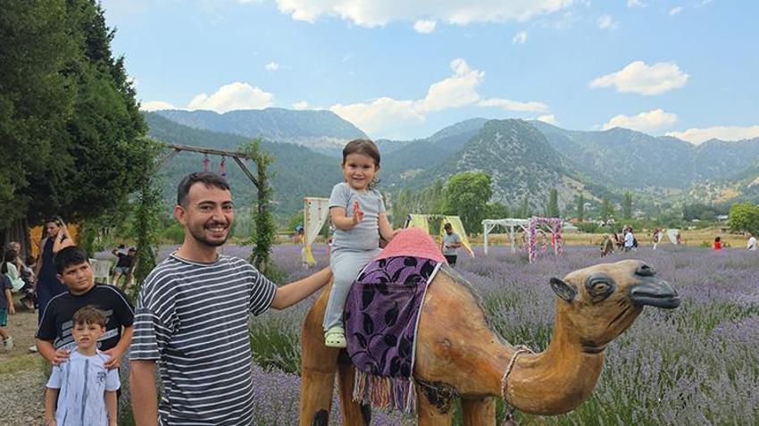 Adana'nın lavanta tarlaları fotoğraf çekim platolarına dönüştü!