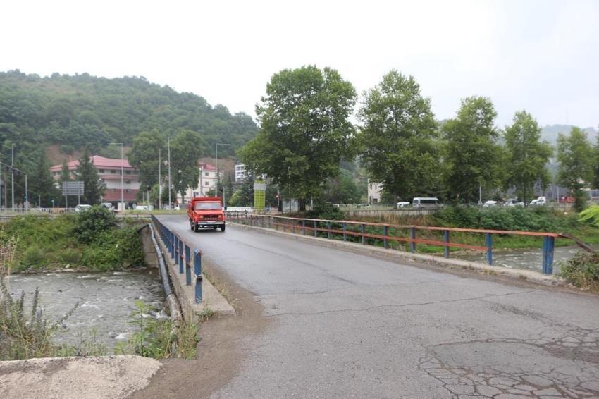 Trabzon'da korkutan köprü: Demirleri açığa çıktı