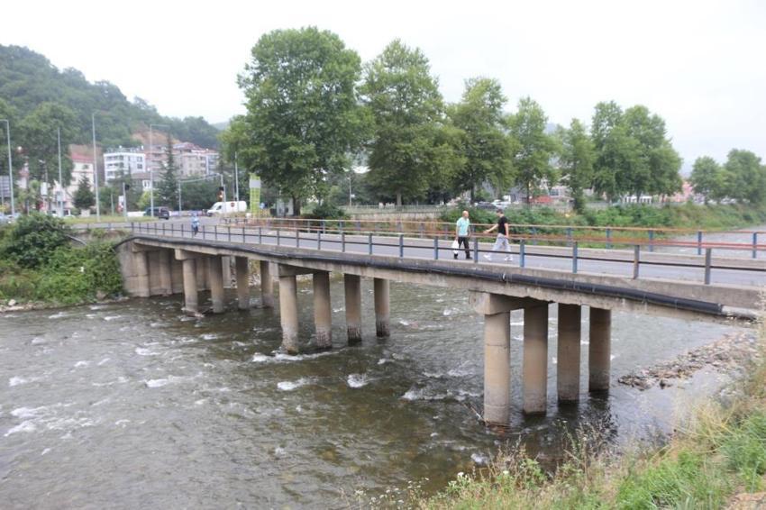 Trabzon'da korkutan köprü: Demirleri açığa çıktı