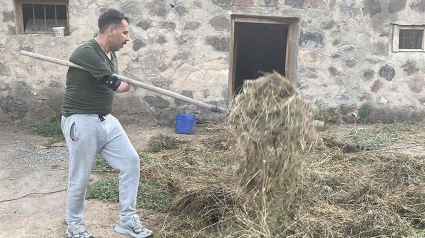 Çocuk yaşta kollarını kaybetti ama pes etmedi! Ağzıyla tutuğu kalemiyle milli muharip uçak KAAN'ın görsel modelleyicisi oldu