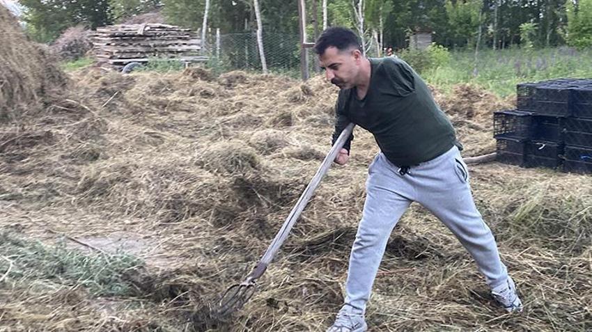 Çocuk yaşta kollarını kaybetti ama pes etmedi! Ağzıyla tutuğu kalemiyle milli muharip uçak KAAN'ın görsel modelleyicisi oldu