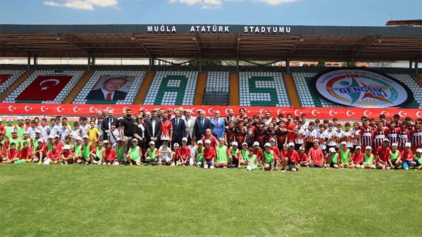 Muğlaspor’a çifte müjde: Bakan Bak'tan stadyum sözü, Göztepe'den golcü takviyesi!