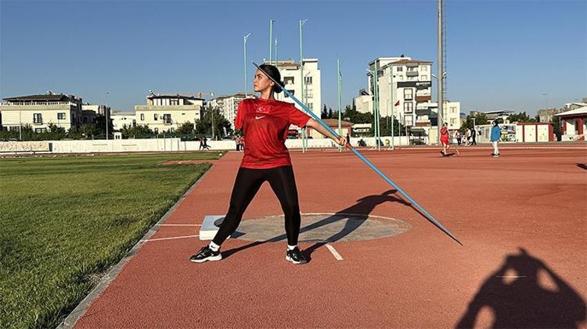 Enkazda ailesini ve kolunu kaybeden Meryem, tam 3 farklı branşta Türkiye şampiyonu oldu