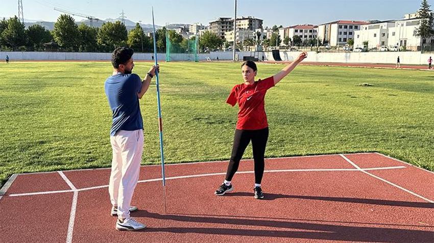 Enkazda ailesini ve kolunu kaybeden Meryem, tam 3 farklı branşta Türkiye şampiyonu oldu