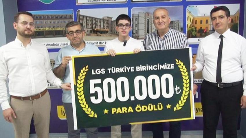Batmanlı öğrenci LGS'den 500 tam puan aldı! Sınava hazırlandığı kurs merkezi 500 bin TL ödül verdi
