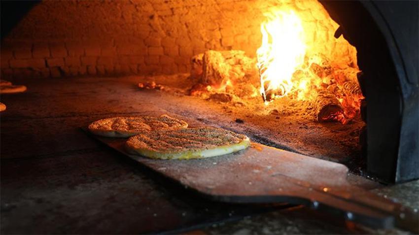 Fırın ustalarının zorlu yaz mesaisi: 250 derecelik ocak başında alın teri döküyorlar