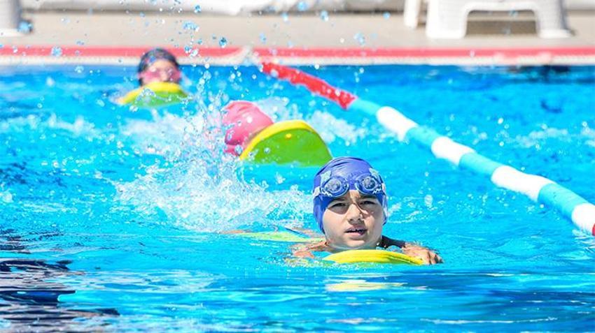 Tabletleri bıraktılar, havuza koştular! Bursa'da çocukları ekran bağımlılığından kurtaran proje