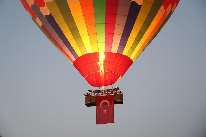 253 şehidin ismi gökyüzüne havalandı: Kapadokya'da balonlar 15 Temmuz için yükseldi