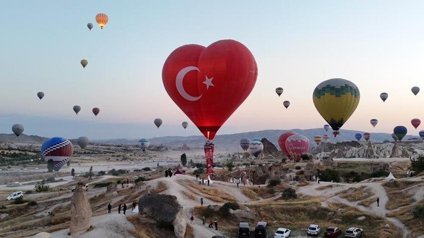 253 şehidin ismi gökyüzüne havalandı: Kapadokya'da balonlar 15 Temmuz için yükseldi