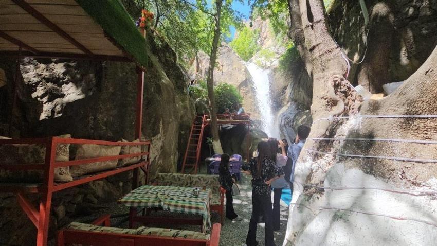 Hakkari'nin Nehri Şelalesi'nin şöhreti artıyor: Ziyaretçi akını var