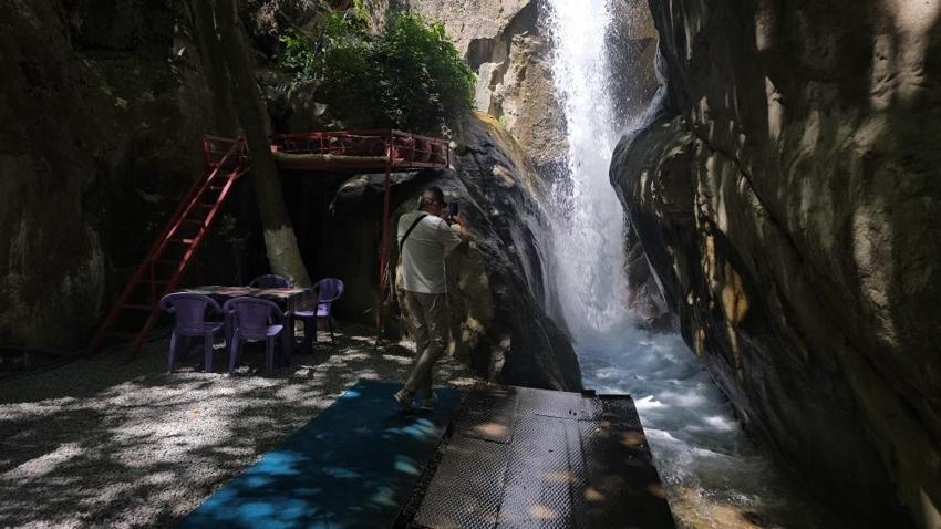 Hakkari'nin Nehri Şelalesi'nin şöhreti artıyor: Ziyaretçi akını var