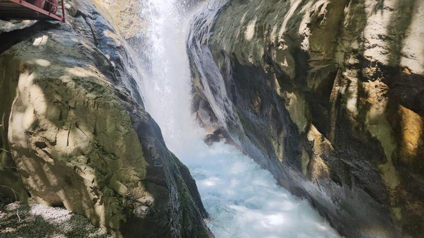Hakkari'nin Nehri Şelalesi'nin şöhreti artıyor: Ziyaretçi akını var