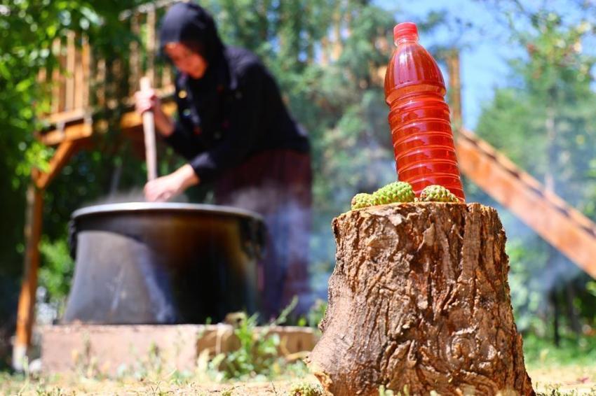 Akciğerleri saniyeler içinde temizliyor! Odun ateşinde 8 saat kaynıyor: Elazığ'da kadın girişimcinin sattığı o şifa yok satıyor