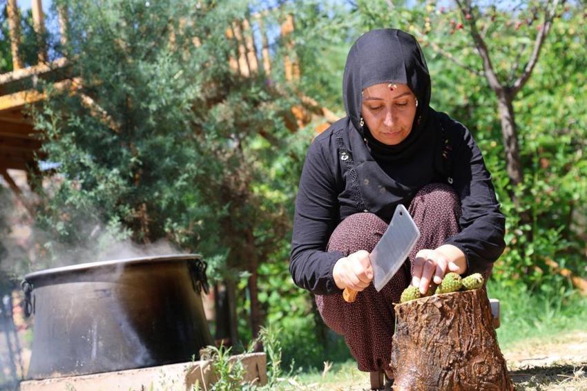 Akciğerleri saniyeler içinde temizliyor! Odun ateşinde 8 saat kaynıyor: Elazığ'da kadın girişimcinin sattığı o şifa yok satıyor