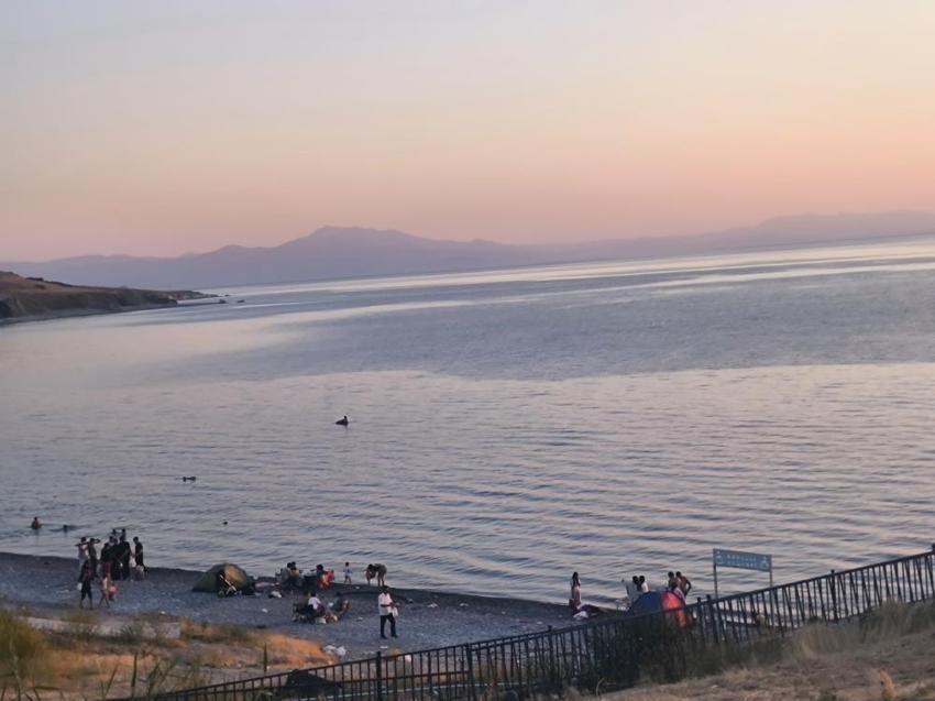 Van'ın Mavi Bayraklı plajında turistler isyan etti: Mollakasım Sahili'nde kahreden görüntü