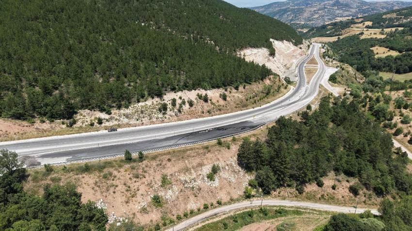 Görüntüler depremi andırıyor, çukurlar ve kayma tehlike oluşturuyor