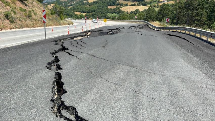 Görüntüler depremi andırıyor, çukurlar ve kayma tehlike oluşturuyor
