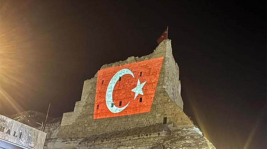 3 bin yıllık Birecik Kalesi'nde 15 Temmuz'a özel ışık gösterisi! Surlara yansıtıldı