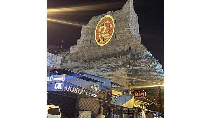 3 bin yıllık Birecik Kalesi'nde 15 Temmuz'a özel ışık gösterisi! Surlara yansıtıldı