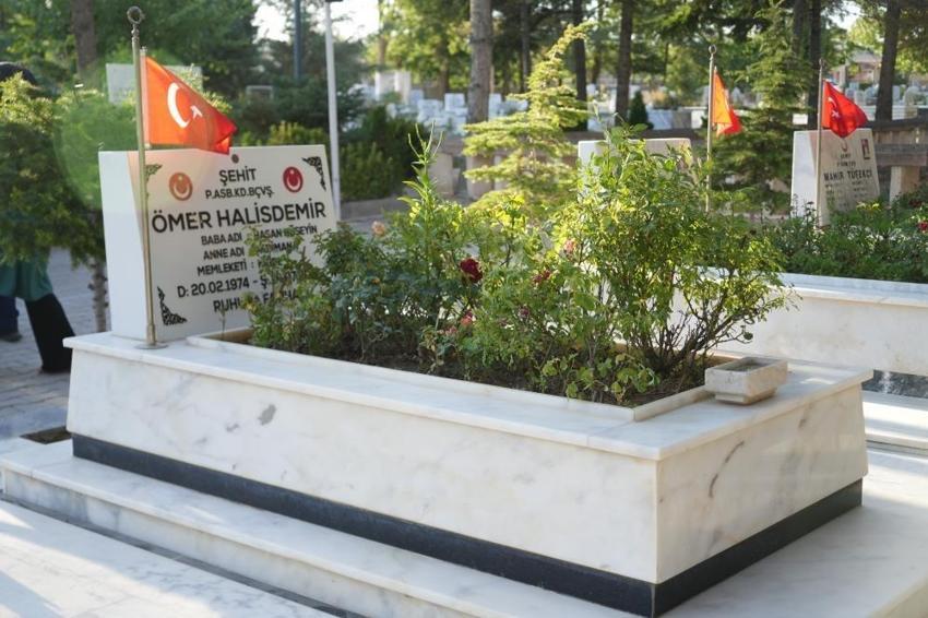 Herkes kahramanının mezarına koştu: Şehit Ömer Halisdemir dualarla anıldı