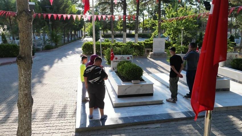 Herkes kahramanının mezarına koştu: Şehit Ömer Halisdemir dualarla anıldı