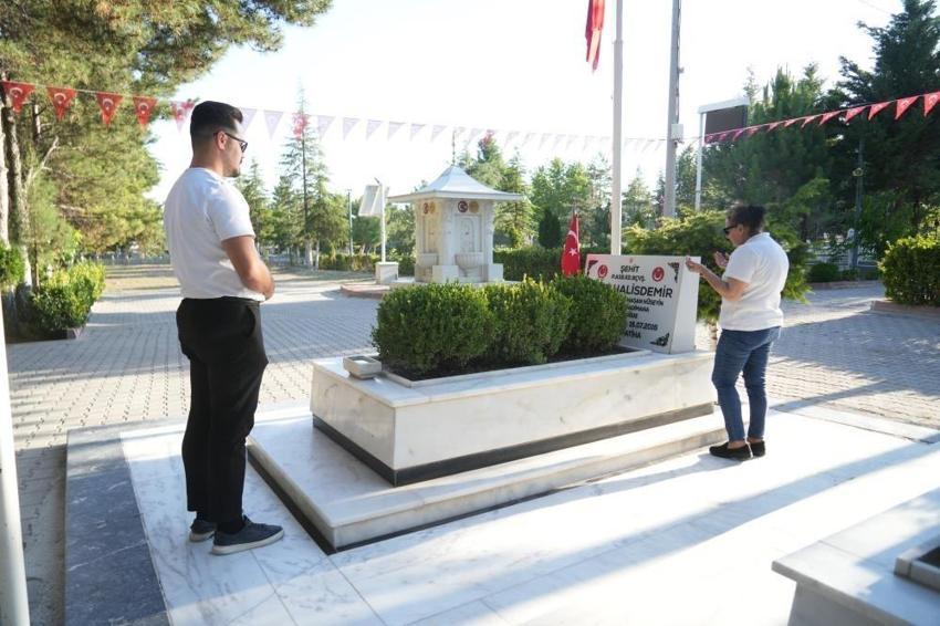 Herkes kahramanının mezarına koştu: Şehit Ömer Halisdemir dualarla anıldı