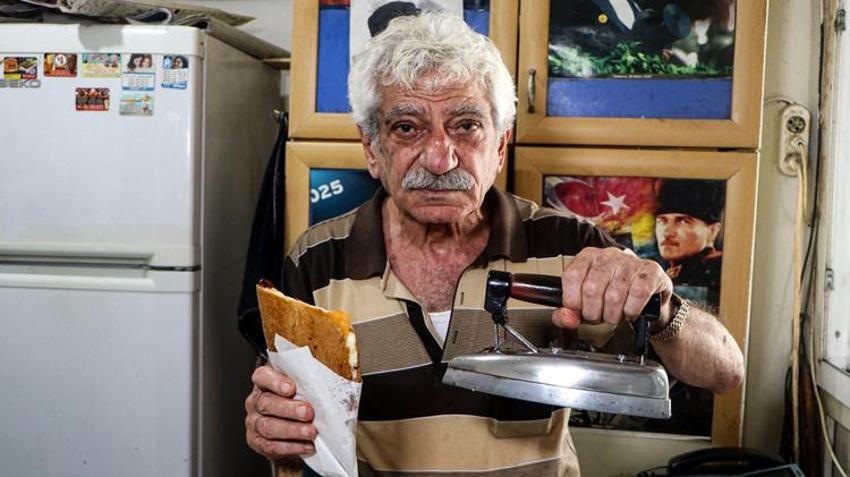 Adana'da gören şaşırıyor! 50 yıldır aynı ütüyle tost yapıyor: Turistler o dükkana akın ediyor