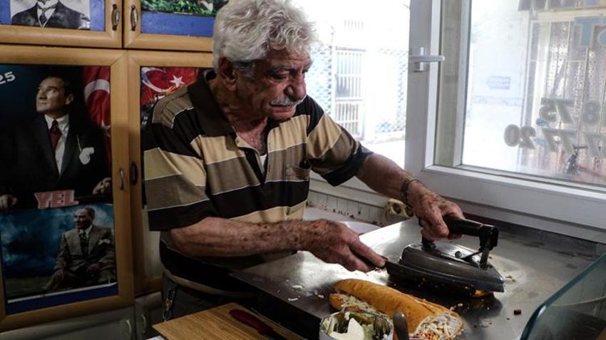 Adana'da gören şaşırıyor! 50 yıldır aynı ütüyle tost yapıyor: Turistler o dükkana akın ediyor