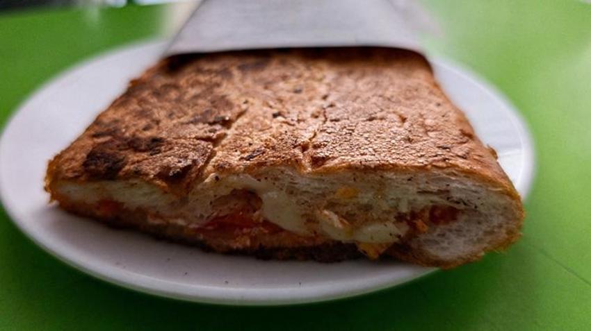 Adana'da gören şaşırıyor! 50 yıldır aynı ütüyle tost yapıyor: Turistler o dükkana akın ediyor